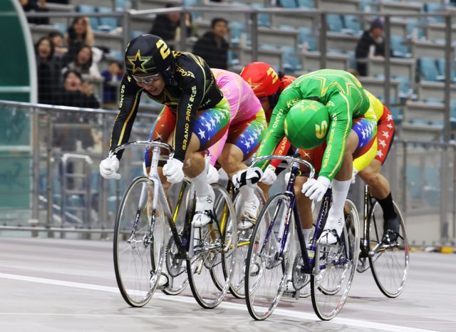 임채빈(2번·검은색)이 28일 광명스피돔에서 열린 2025 그랑프리 경륜 결승전에서 정종진(6번·초록색)을 따돌리고 가장 먼저 결승선을 통과하며 3연패를 달성하고 있다.