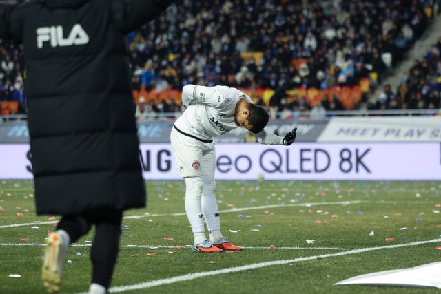 제주 유리 조나탄이 3일 수원월드컵경기장서 열린 수원 삼성과 K리그 승강 PO 1차전서 페널티킥 득점에 성공한 뒤 원정팬들에게 고개 숙여 인사하고 있다. 사진제공｜한국프로축구연맹