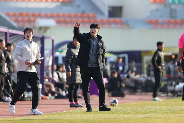 김은중 수원FC 감독(가운데)은 4일 부천과 승강 PO 1차전 원정경기를 앞두고 승강 PO서 2전승을 거둬 잔류하는 것을 목표로 내세웠다. 사진제공│한국프로축구연맹