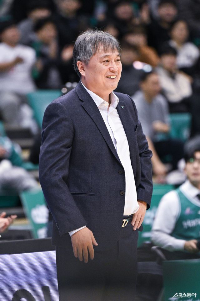 하나은행 이상범 감독이 1일 부천체육관에서 열린 BNK전 도중 선수들을 흐뭇한 표정으로 바라보고 있다. 사진제공｜WKBL
