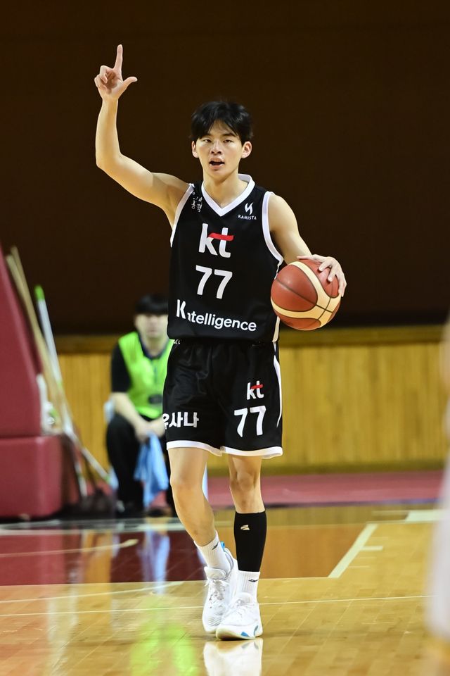 KT 강성욱은 3일 열린 D리그 경기를 뛰지 않고, 1군 선수들과 훈련했다. 이미 1군 경기를 뛴 경험이 있는 그가 좀 더 많은 기회를 받을 전망이다. 사진제공｜KBL