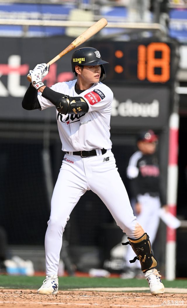 NC는 3일 최원준의 FA 보상선수로 윤준혁(사진)을 지명헀다. 그는 공수주 고른 잠재력을 갖추고 있다. 스포츠동아DB