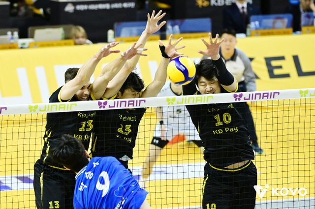 KB손해보험은 이번 시즌 미들블로커들의 부진과 이에 따른 측면 블로킹 약화로 고전을 거듭하고 있다. 사진제공│KOVO