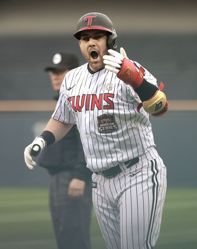 LG가 2025년 통합우승을 이끈 외국인선수 3명과 모두 재계약에 성공했다. 사진은 오스틴 딘. 뉴시스