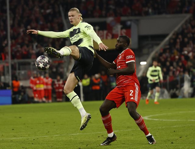 우파메카노(오른쪽)와 바이에른 뮌헨의 재계약이 임박했다. 그와 주전 경쟁을 하고 있는 축구국가대표팀 수비수 김민재에겐 좋은 소식이 아니다. 신화뉴시스