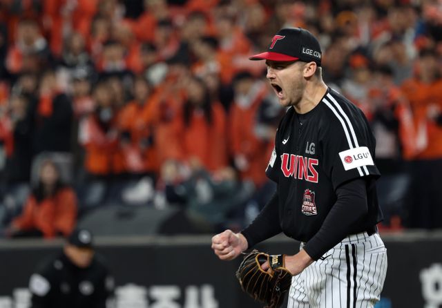 LG가 2025년 통합우승을 이끈 외국인선수 3명과 모두 재계약에 성공했다. 사진은 앤더스 톨허스트. 뉴시스