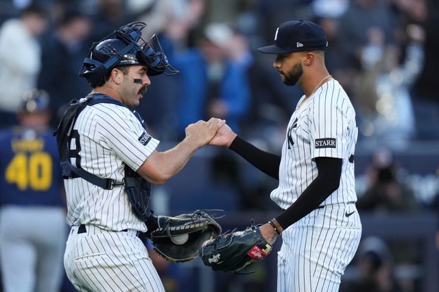 메츠는 리그 최고의 구원투수 데빈 윌리엄스(오른쪽)를 영입해 탄탄한 불펜진을 구축하려 한다. 사진은 2025시즌 양키스서 활약한 윌리엄스. AP뉴시스