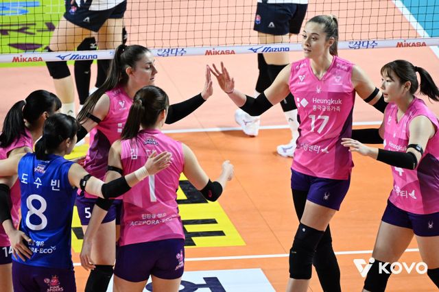 흥국생명 선수들이 3일 도로공사와 홈경기 도중 득점한 뒤 한데 모여 기뻐하고 있다. 사진제공｜KOVO