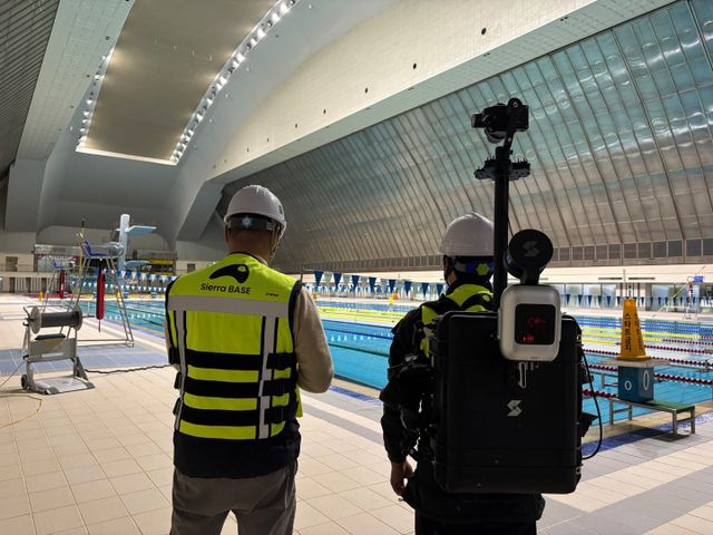 휴대형 장비를 활용해 체육시설 안전 점검을 하고 있다.