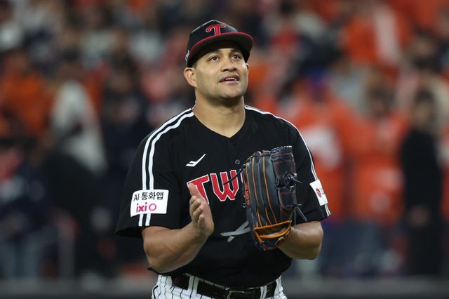 LG가 2025년 통합우승을 이끈 외국인선수 3명과 모두 재계약에 성공했다. 사진은 요니 치리노스. 뉴시스