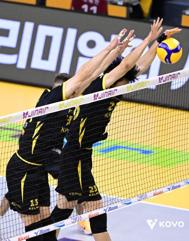 KB손해보험은 이번 시즌 미들블로커들의 부진과 이에 따른 측면 블로킹 약화로 고전을 거듭하고 있다. 사진제공│KOVO