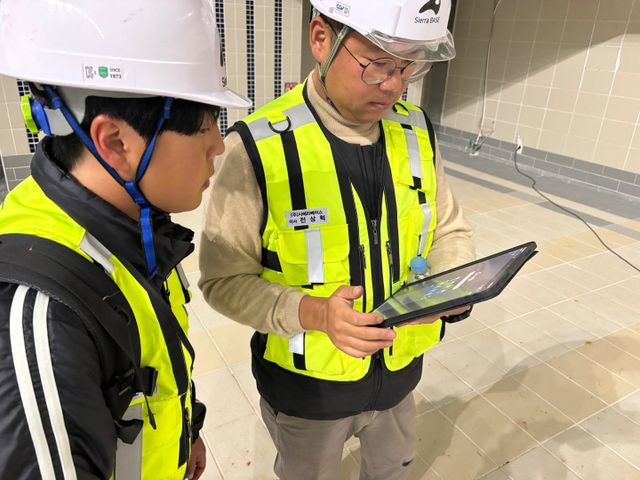 AI를 활용해 체육시설 안전 점검을 하고 있는 모습.