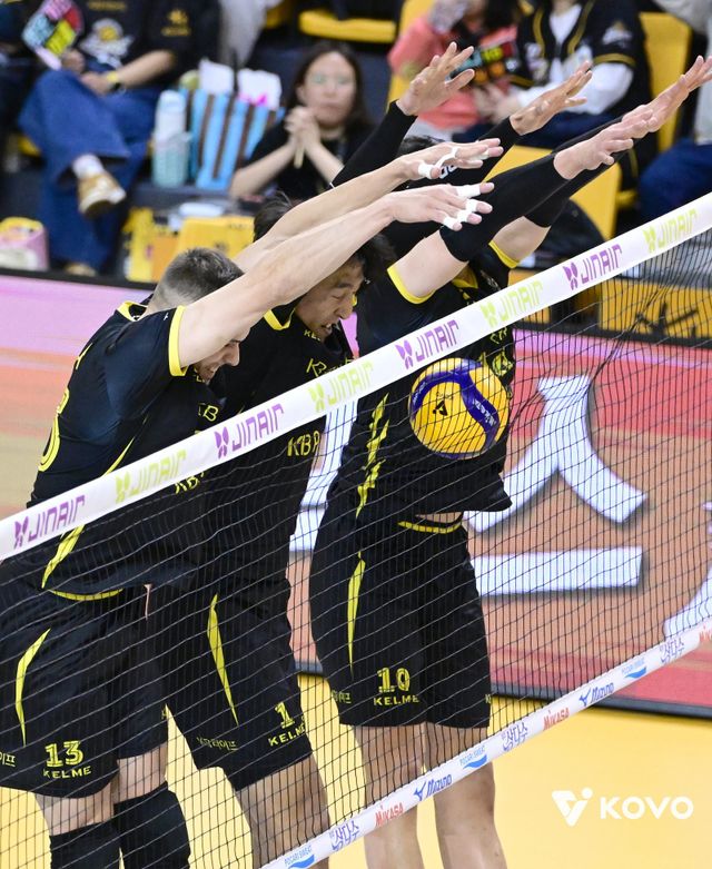 KB손해보험은 이번 시즌 미들블로커들의 부진과 이에 따른 측면 블로킹 약화로 고전을 거듭하고 있다. 사진제공│KOVO