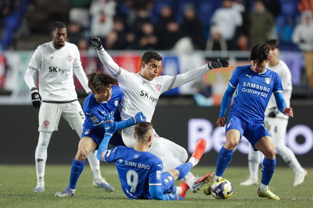 수원 일류첸코(9번)과 제주 유리 조나탄이 3일 수원월드컵경기장서 열린 K리그 승강PO 1차전서 치열한 볼다툼을 하고 있다. 사진제공｜한국프로축구연맹