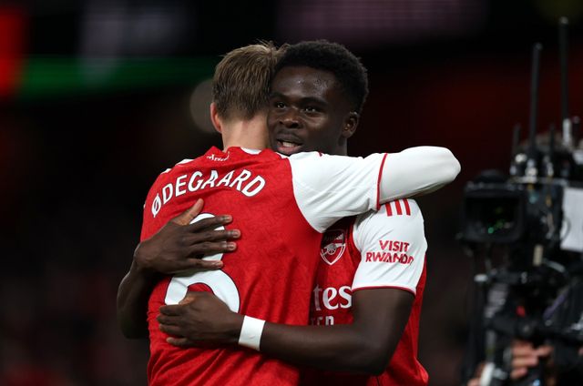 아스널 부카요 사카(오른쪽)와 마르틴 외데고르가 4일(한국시간) 브렌트포드와 홈경기서 포옹하고 있다. 사진출처｜아스널 페이스북