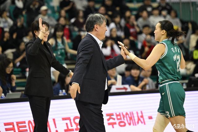 하나은행 이상범 감독(가운데)이 1일 부천체육관에서 열린 BNK전 도중 김정은과 하이파이브 하고 있다. 왼쪽은 정선민 코치. 사진제공｜WKBL
