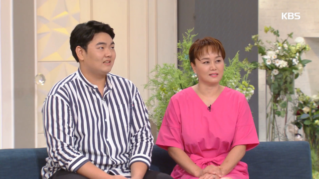 코미디언 이경실(오른쪽)과 아들 손보승. 사진제공｜KBS ‘아침마당’