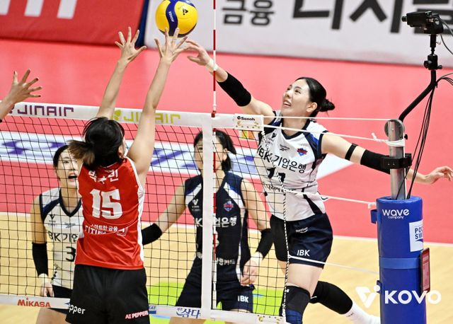 IBK기업은행 육서영(오른쪽)이 지난달 30일 V리그 여자부 페퍼저축은행 원정경기서 공격을 하고 있다. 사진제공｜KOVO