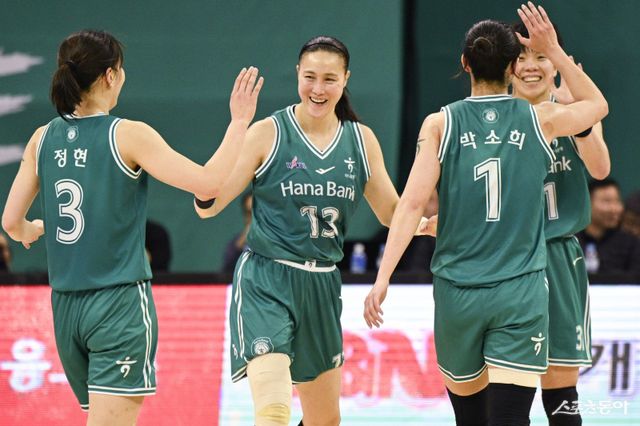 하나은행 선수들이 1일 부천체육관에서 열린 BNK전 승리가 결정된 뒤 하이파이브를 나누며 기뻐하고 있다. 사진제공｜WKBL