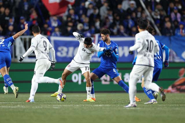 제주 김승섭(77번)과 수원 레오가 3일 수원월드컵경기장서 열린 K리그 승강PO 1차전서 볼다툼을 하고 있다. 사진제공｜한국프로축구연맹