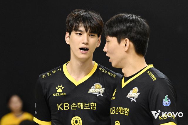 KB손해보험 황택의(오른쪽)는 시즌 초반 부진했던 임성진(왼쪽)을 꾸준히 격려했다. 임성진은 황택의의 응원에 힘입어 조금씩 자신감을 되찾았고, 시즌 중반 팀의 주축 공격수로 성장했다. 사진제공｜KOVO