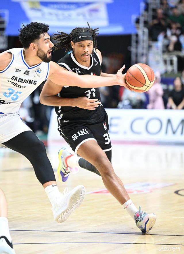 KT 아이재아 힉스(오른쪽)가 30일 수원KT소닉붐아레나서 열린 삼성전에서 케렘 칸터의 수비를 뚫고 공격을 시도하고 있다. 이날 힉스는 39점을 폭발하며 팀의 111-86 승리를 이끌었다. 사진제공｜KBL