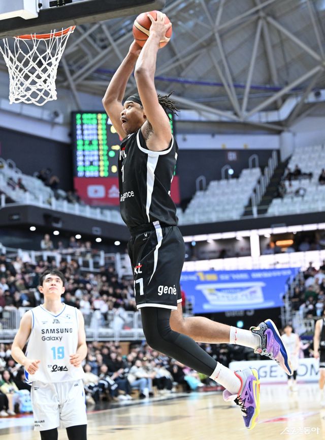 KT 아이재아 힉스가 30일 수원KT소닉붐아레나서 열린 삼성전에서 덩크를 시도하고 있다. 이날 힉스는 39점을 폭발하며 팀의 111-86 승리를 이끌었다. 사진제공｜KBL