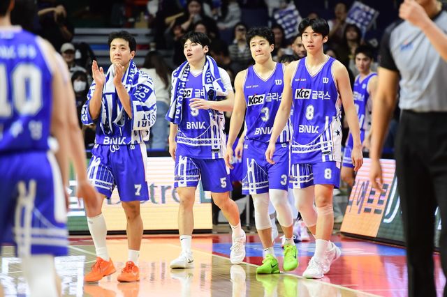 이번 시즌 프로농구 상위권 순위 다툼은 매우 치열하다. 선두 LG부터 5위 SK까지 격차가 3.5경기에 불과해 그 누구도 안심할 수 없는 상황이다. 공동 3위 KCC&nbsp;선수들. 뉴시스