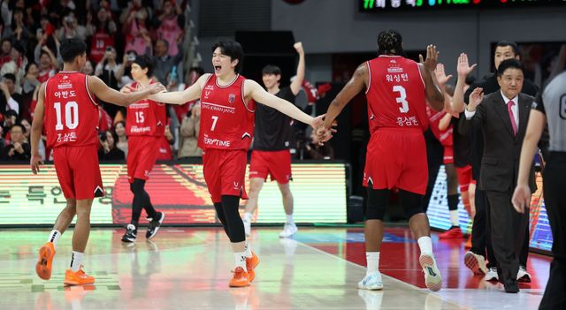 이번 시즌 프로농구 상위권 순위 다툼은 매우 치열하다. 선두 LG부터 5위 SK까지 격차가 3.5경기에 불과해 그 누구도 안심할 수 없는 상황이다. 2위 정관장 선수들. 뉴시스