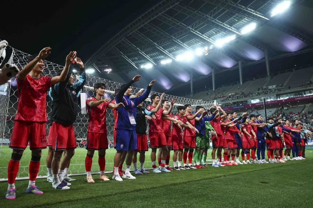 축구대표팀 선수들이 6월 10일 서울월드컵경기장서 열린 쿠웨이트와 2026북중미월드컵 아시아 3차 예선에서 11회 연속 월드컵 본선 진출에 성공한 뒤 홈 관중과 기쁨을 나누고 있다. 상암｜뉴시스