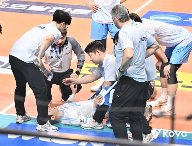 대한항공 임재영(가운데)이 28일 우리카드전 도중 왼쪽 무릎을 다쳐 코트에 쓰러져 있다. 사진제공｜KOVO