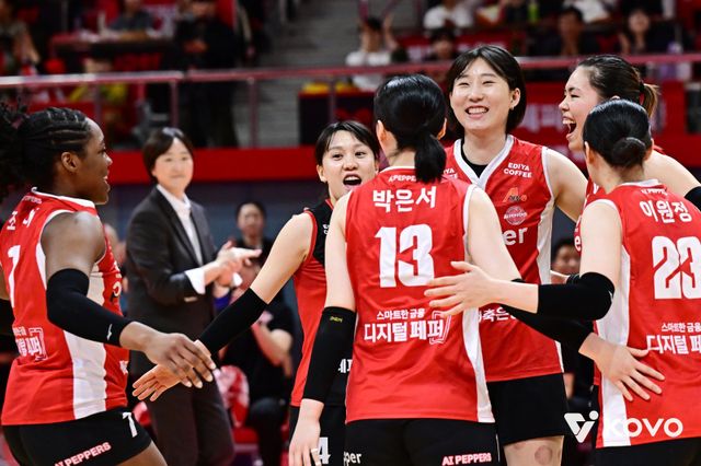 페퍼저축은행 선수들이 30일 GS칼텍스와 홈경기 도중 득점한 뒤 한데 모여 기뻐하고 있다. 사진제공｜KOVO