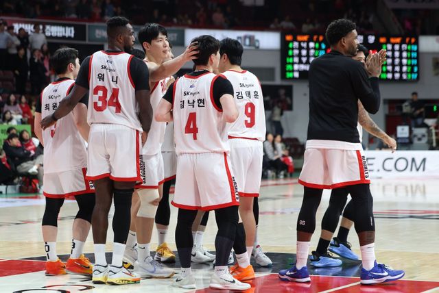 이번 시즌 프로농구 상위권 순위 다툼은 매우 치열하다. 선두 LG부터 5위 SK까지 격차가 3.5경기에 불과해 그 누구도 안심할 수 없는 상황이다. 5위 SK&nbsp;선수들. 뉴시스