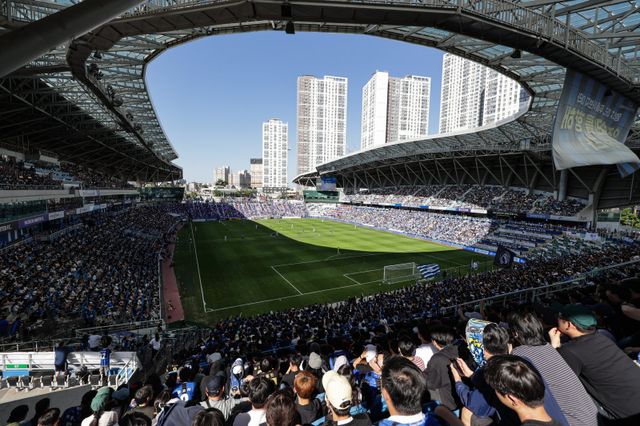 K리그는 숱한 이슈에도 흥행모드였다. 특히 3년 연속 유료관중 300만 명을 돌파해 뜨거운 열기를 발산했다. 인천 유나이티드와 수원 삼성의 K리그2 경기가 열린 10월 7일 인천축구전용경기장도 매진이었다. 사진제공｜한국프로축구연맹