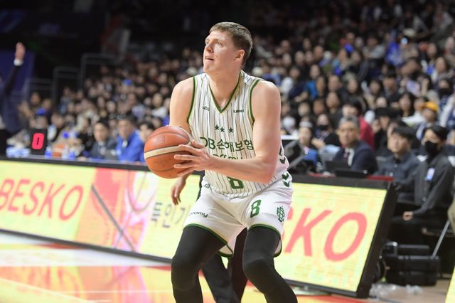 DB 헨리 엘런슨은 12월 31일 부산서 열린 KCC와 원정경기서 3점슛 5개를 포함해 30점으로 활약하며 팀 4연승에 힘을 보탰다. 사진제공｜KBL