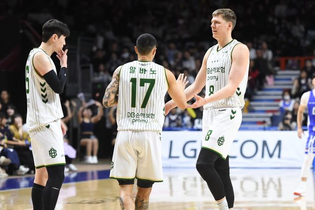 DB 헨리 엘런슨(오른쪽)은 12월 31일 부산서 열린 KCC와 원정경기서 3점슛 5개를 포함해 30점으로 활약하며 팀 4연승에 힘을 보탰다. 사진제공｜KBL
