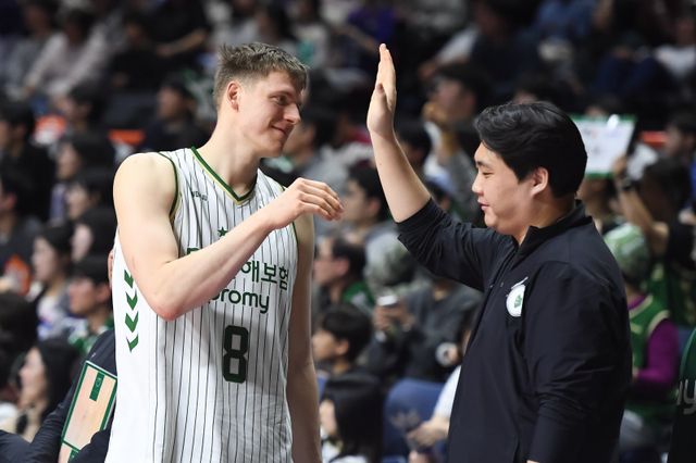 DB 헨리 엘런슨(왼쪽)은 12월 31일 부산서 열린 KCC와 원정경기서 3점슛 5개를 포함해 30점으로 활약하며 팀 4연승에 힘을 보탰다. 사진제공｜KBL