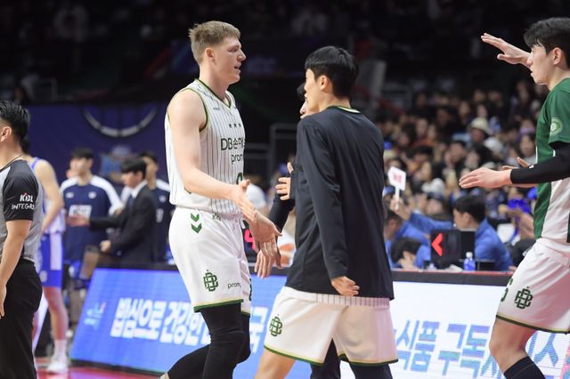 DB 헨리 엘런슨(왼쪽 첫 번째)은 12월 31일 부산서 열린 KCC와 원정경기서 3점슛 5개를 포함해 30점으로 활약하며 팀 4연승에 힘을 보탰다. 사진제공｜KBL