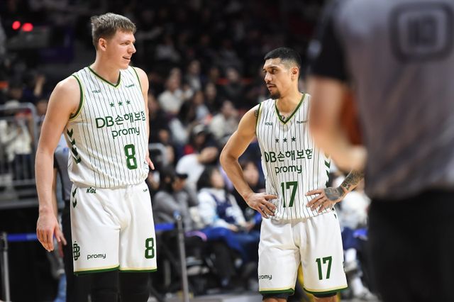 DB 헨리 엘런슨(왼쪽)은 31일 부산서 열린 KCC와 원정경기서 3점슛 5개를 포함해 30점으로 활약하며 팀 4연승에 힘을 보탰다. 사진제공｜KBL