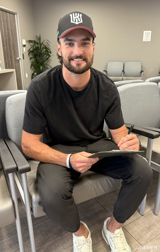 KT가 새 외국인 타자 샘 힐리어드를 영입했다. 힐리어드가 KT와 계약서에 서명하고 있다. 사진제공｜KT 위즈