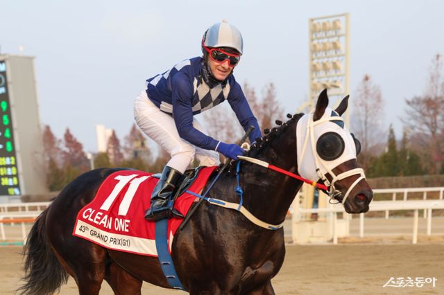 다실바 기수와 호흡을 맞춰 11월 30일 열린 제43회 그랑프리에서 압도적인 기량을 과시하며 우승을 차지한 클린원. 사진제공 | 한국마사회
