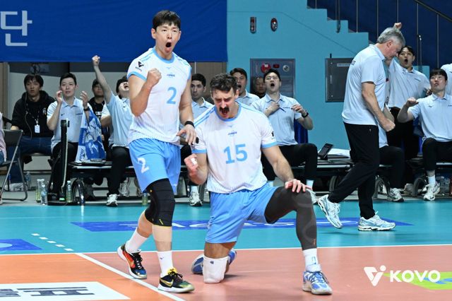 대한항공 카일 러셀(가운데)이 4일 장충체육관에서 벌어진 우리카드와 V리그 남자부 정규리그 2라운드 원정경기 도중 서브 에이스를 터트린 뒤 기뻐하고 있다. 사진제공│KOVO