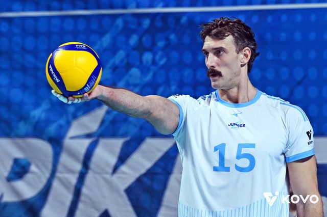 대한항공 카일 러셀이 4일 장충체육관에서 벌어진 우리카드와 V리그 남자부 정규리그 2라운드 원정경기 도중 서브를 준비하고 있다. 사진제공│KOVO