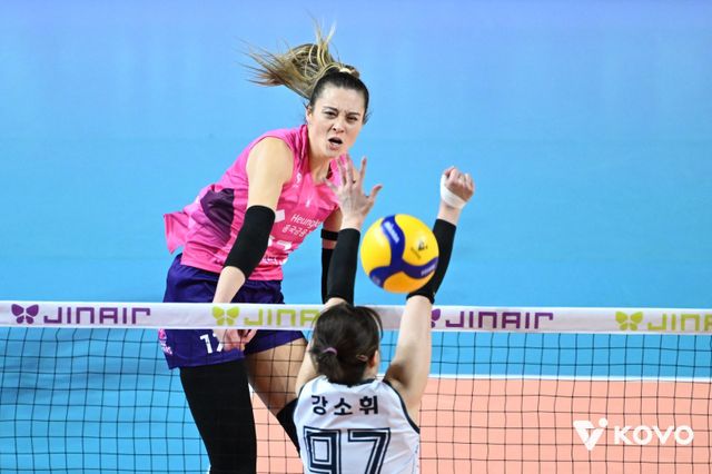 흥국생명 레베카(뒤)는 한국계 미국인으로 귀화를 통해 태극마크를 달고 2028LA올림픽 출전에 도전하는 게 꿈이다. 사진제공│KOVO