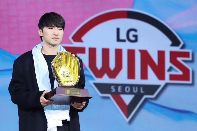 LG 박해민이 1일 그랜드 워커힐 서울에서 열린 ‘2025 컴투스프로야구 리얼글러브 어워드’에서 외야수상을 수상한 뒤 기념촬영을 하고 있다. LG는 이번 스토브리그에서 FA 박해민을 4년 총액 65억 원에 붙잡았다. 외인 3명과도 총액 430만 달러(한화 약 63억 원)에 재계약하며 우승 전력 지키기에 128억 원을 투자했다. 뉴시스