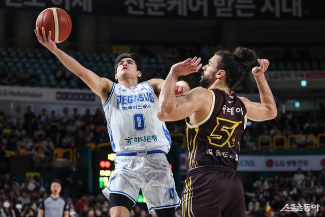 가스공사 샘조세프 벨란겔(왼쪽)이 4일 창원체육관에서 열린 LG전 도중 상대 수비를 피해 슛을 시도하고 있다. 사진제공｜KBL