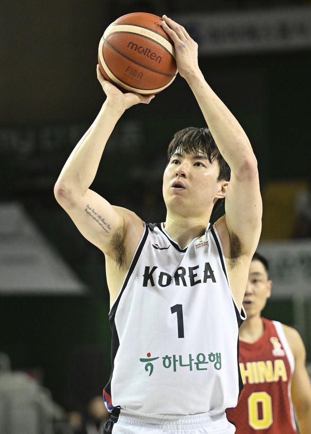 이현중이 1일 원주종합체육관에서 열린 중국과의 경기 도중 자유투를 던지고 있다. 사진제공｜대한농구협회