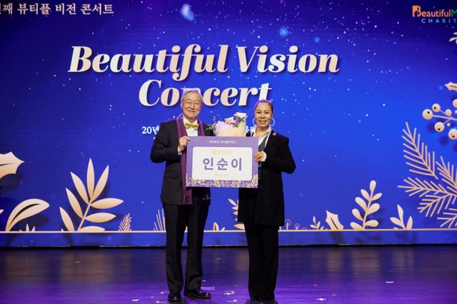 뷰티플마인드김성환 이사장(왼쪽)과 가수 인순이가 홍보대사 위촉식에서기념 촬영을 하고 있다.