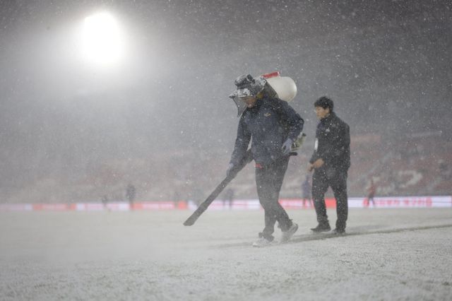 4일 부천종합운동장에서 열릴 예정이었던 ‘하나은행 K리그 승강 PO 2025’ 1차전 부천FC-수원FC전은 경기 시작 직전부터 쏟아진 폭설로 결국 취소됐다. 사진제공｜한국프로축구연맹