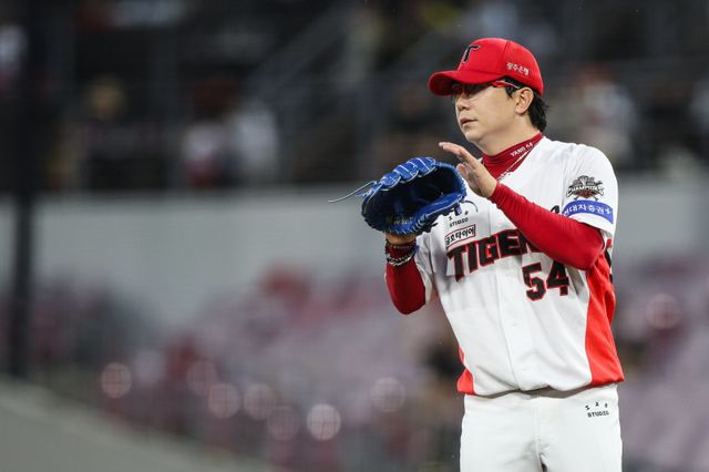 KIA는 4일 양현종과 2+1년 최대 45억 원에 FA 계약을 맺었다. 3번째 FA 계약도 KIA와 체결한 양현종은 “영구결번은 유니폼을 벗는 순간까지 내 원대한 목표”라며 남다른 의지를 밝히기도 했다. 사진제공｜KIA 타이거즈